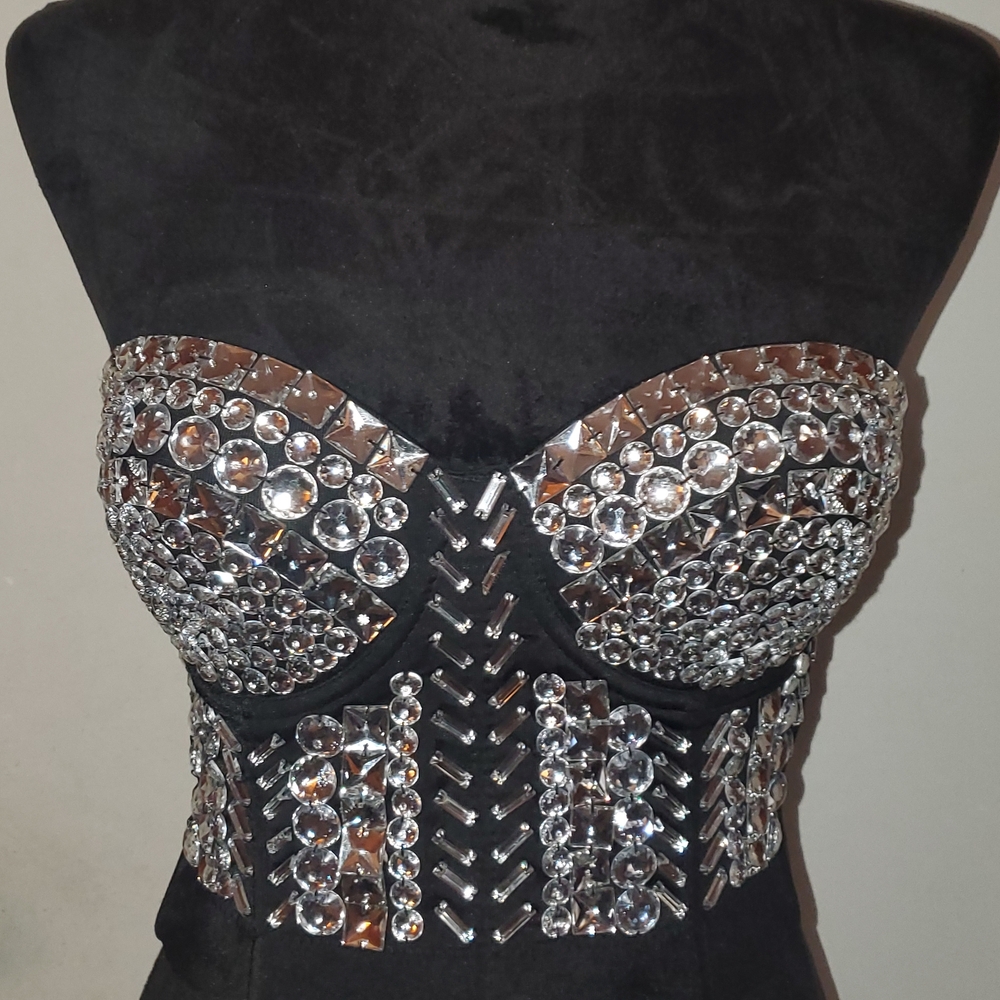 Elegant Strapless Black Dress with Silver Embellishments - Picture 2 of 3